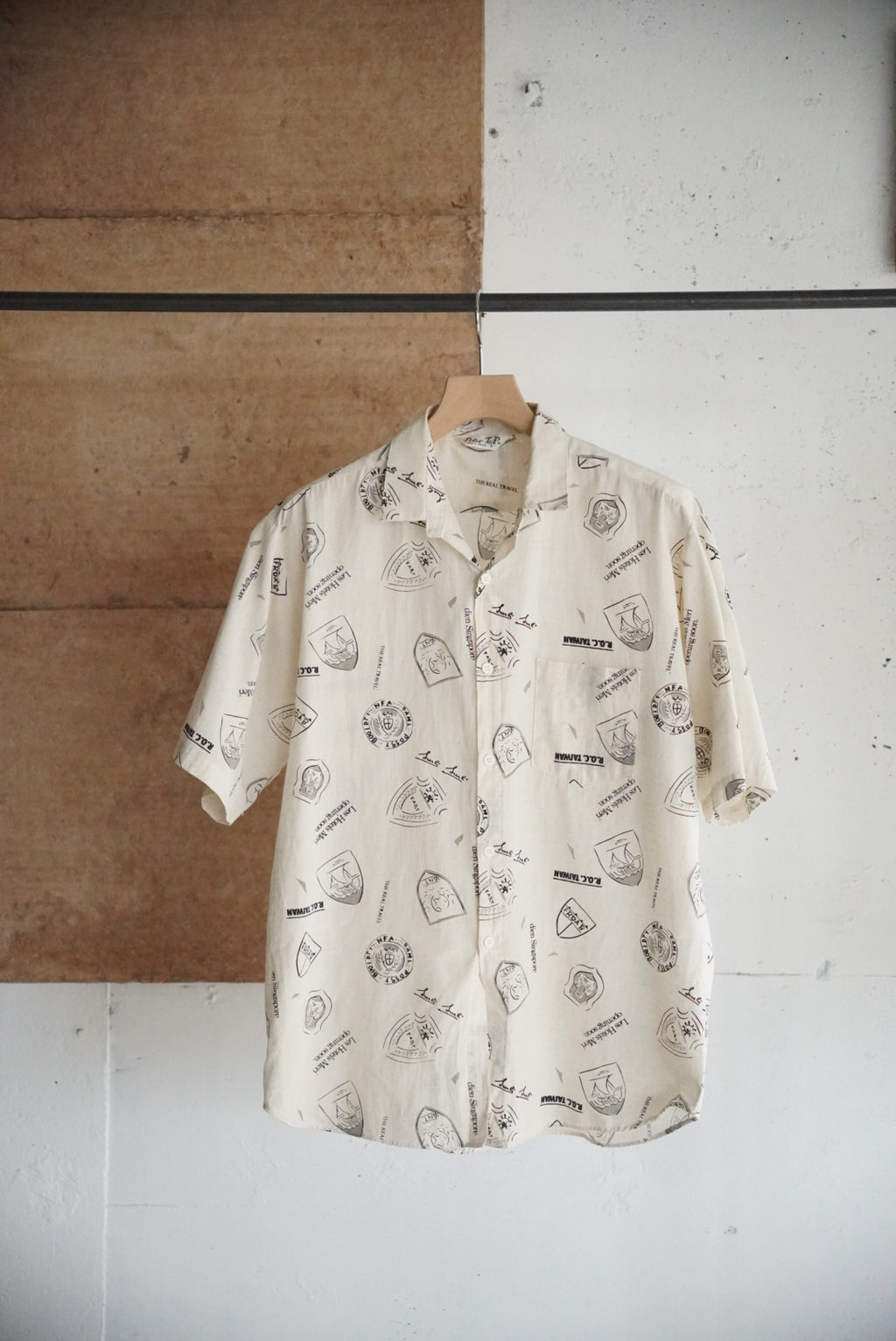 1970s Wappen pattern open collar shirt